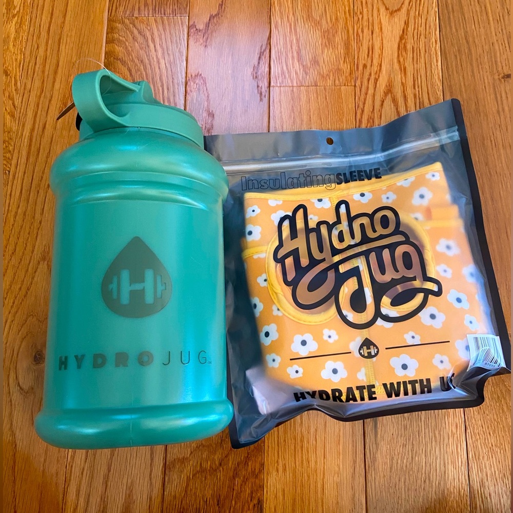 NEW Sage HydroJug 73oz and Yellow Poppy Floral Sleeve